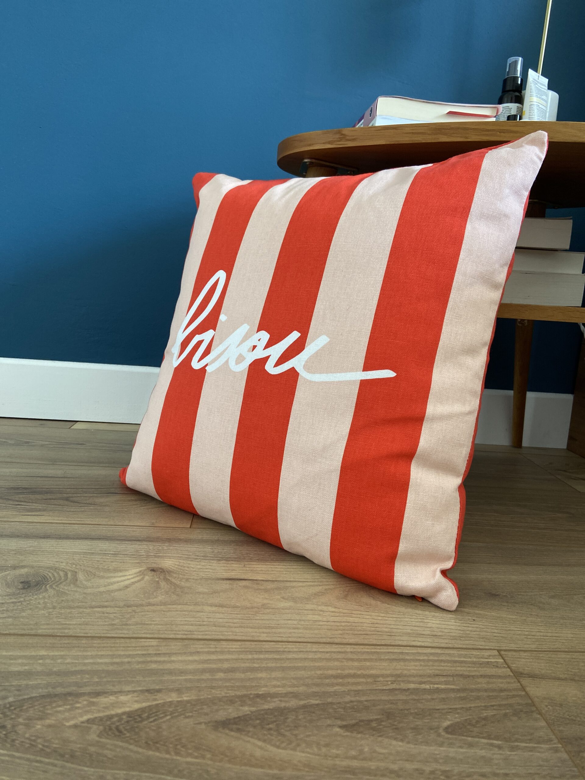 Vase blanc dans un espace épuré avec un mur blanc et un bureau en bois