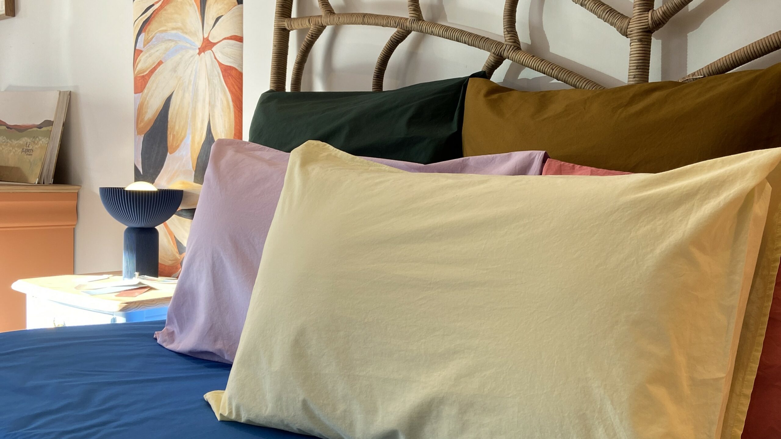 Décoration intérieure 2026 : déco colorée et harmonieuse avec du linge de lit et du papier peint.